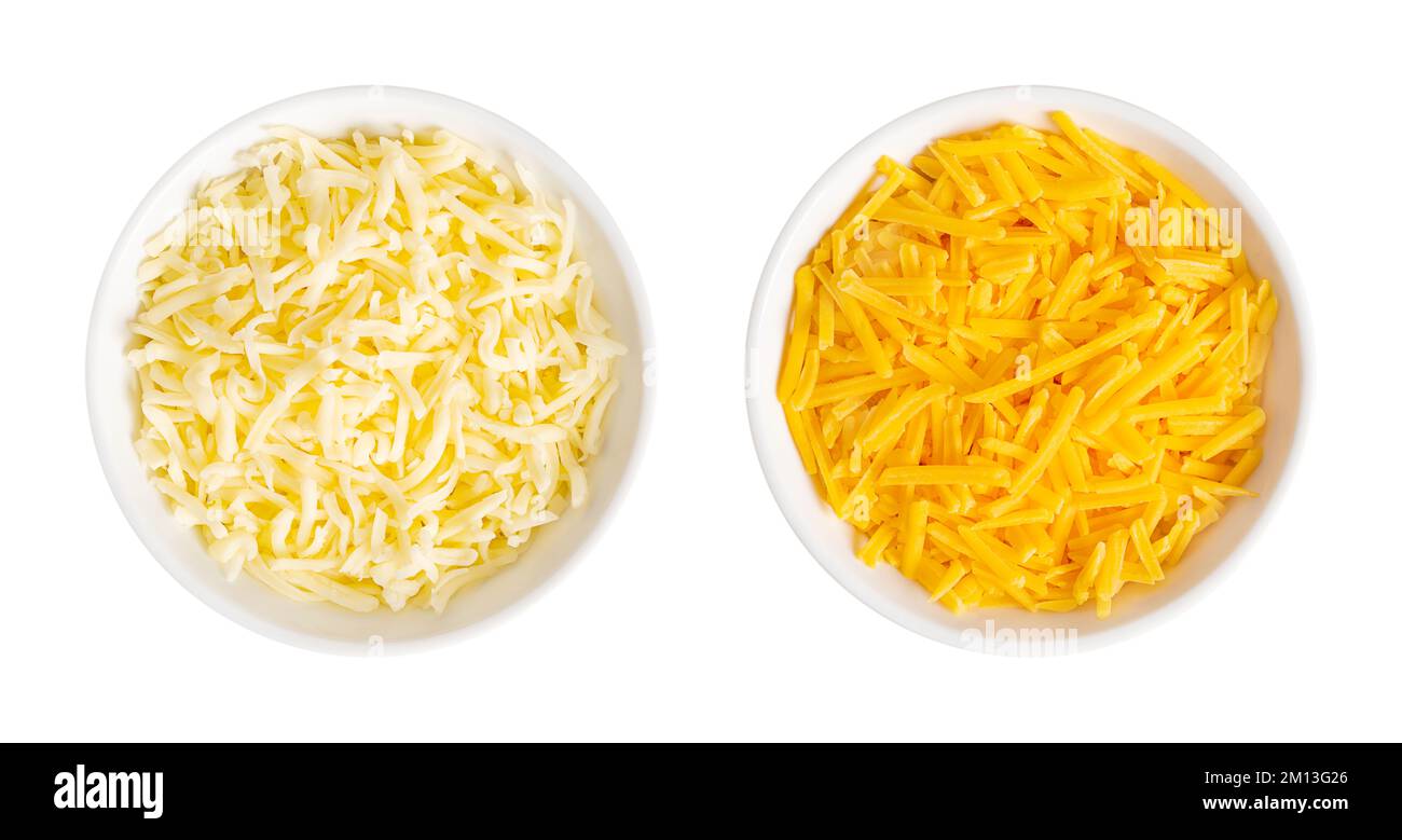 Zerkleinerter Mozzarella und Cheddar in weißen Schüsseln. Geriebener Mozzarella mit geringer Feuchtigkeit und pikanter, orangefarbener Naturkäse. Stockfoto