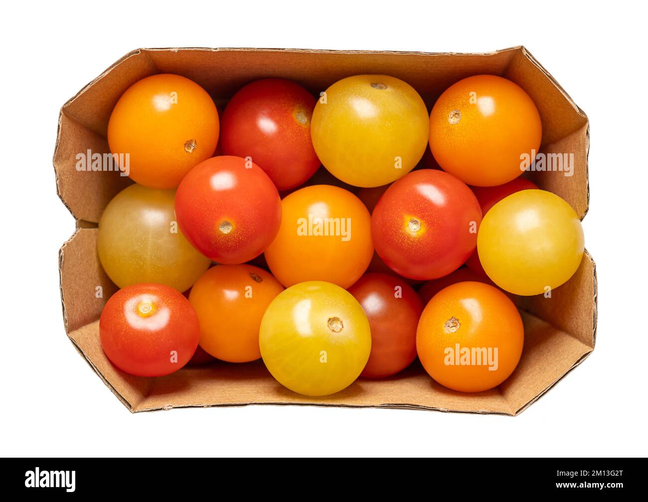 Bunte Kirschtomaten, in einer Schale aus Pappe. Frische und reife kleine und runde Cocktailtomaten in Rot, Gelb und Orange. Stockfoto