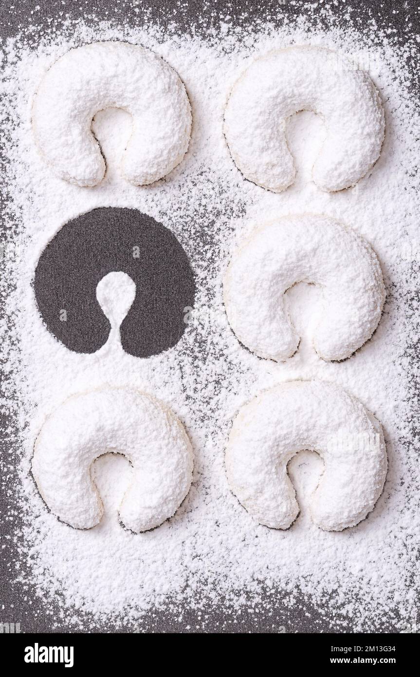 Stark gestauchte Vanillekressen, wobei einer auf einem Backblech fehlte. Vanillekipferl, halbmondförmige Weihnachtskekse, ursprünglich aus Österreich. Stockfoto