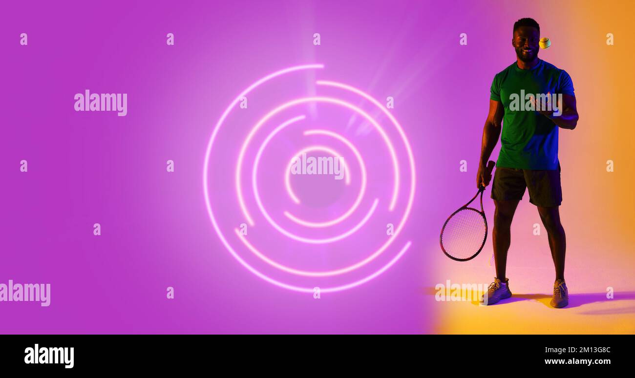 Die gesamte Länge eines afroamerikanischen männlichen Tennisspielers mit Schläger und Ball im Kreismuster Stockfoto