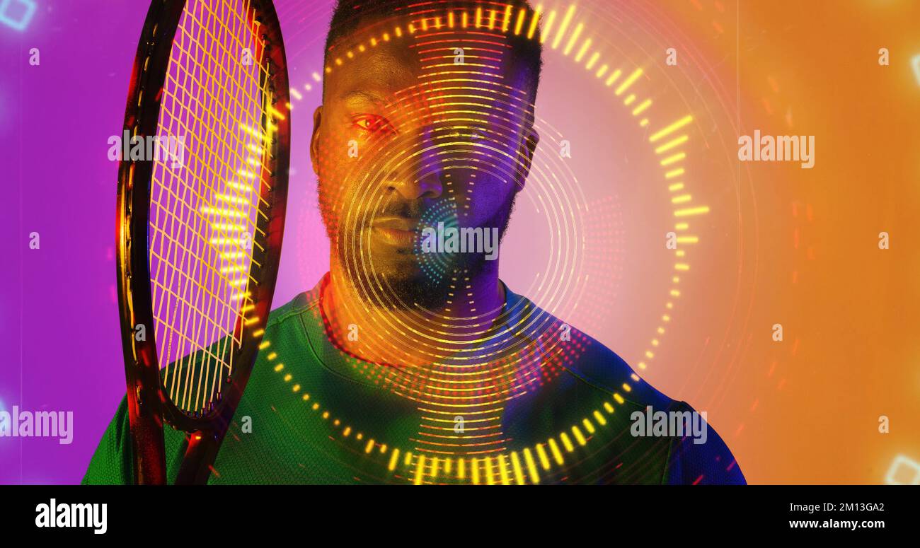 Porträt eines afroamerikanischen Tennisspielers, der Schläger über einem beleuchteten Kreismuster hält Stockfoto
