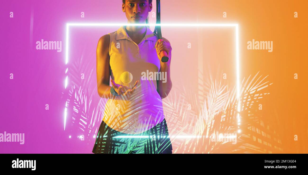 Mittelteil eines afroamerikanischen Tennisspielers mit Ball und Schläger durch beleuchtetes Rechteck und Pflanze Stockfoto