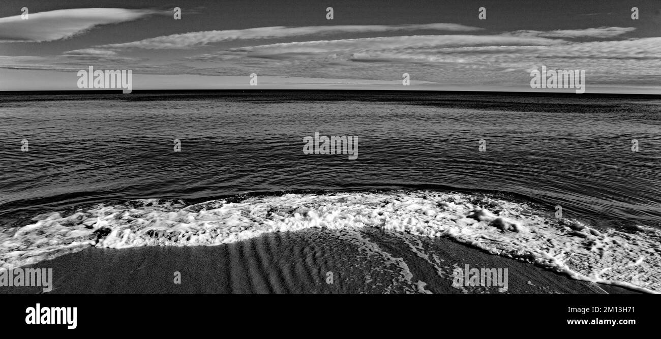 Schwarzweiß-Infrarotfoto der Irischen See, Küste und des Horizonts in Tresaith auf der Cardigan Bay Ceredigion Wales UK Stockfoto