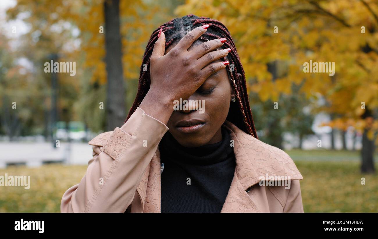 Junge, bekümmerte afroamerikanische Frau schämt sich wegen eines Fehlers für die Hand. Frustriertes Mädchen fühlt sich beschämt, unter Stress zu leiden, verärgert Stockfoto