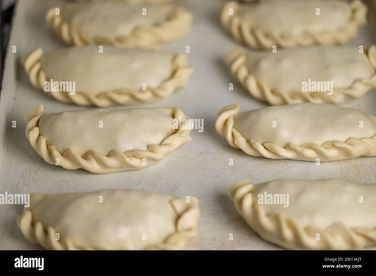 Rohe argentinische Empanadas auf einem Tablett. Stockfoto
