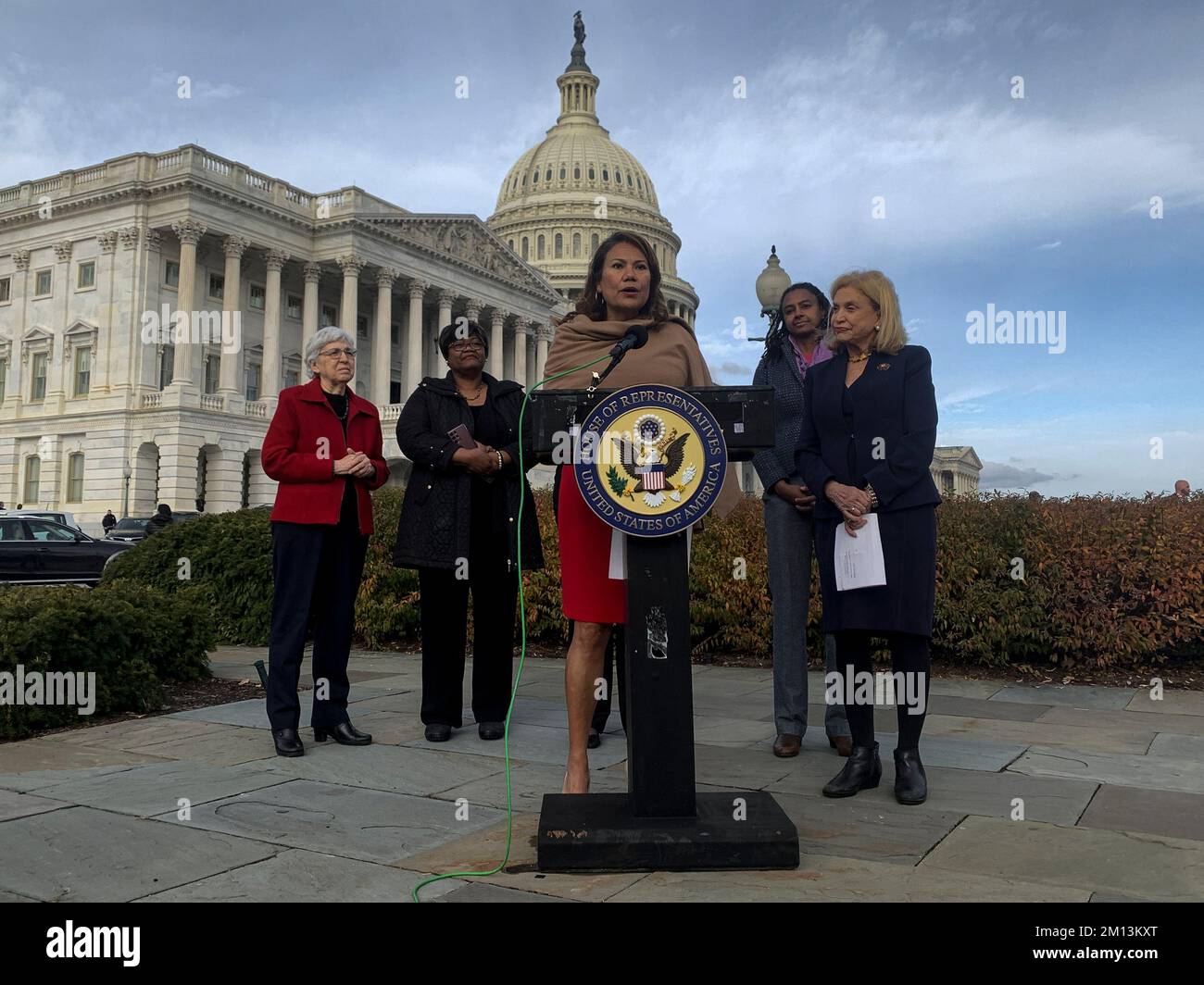 8. Dezember 2022, Washington, District of Columbia, USA: Rep. VERONICA ESCOBAR (D-TX). Fordert den Kongress auf, die Frist für die Aufnahme der vollständig ratifizierten Änderung der Gleichberechtigung in den Verfassungszusatz von 28. aufzuheben. Zu ihr gehört auch die feministische Mehrheitsbegründerin ELEANOR SMEAL, Präsidentin der Nationalen Koalition für die Beteiligung der schwarzen Zivilgesellschaft MELANIE CAMPBELL, Präsidentin der ERA-Koalition ZAKIYA THOMAS and Rep, CAROLYN MALONEY (D-NY). Der EFR garantiert gleiche Rechte für Frauen und Männer. Es wurde 1923 im Kongress eingeführt und von den erforderlichen 3/4 Staaten ratifiziert. A Stockfoto