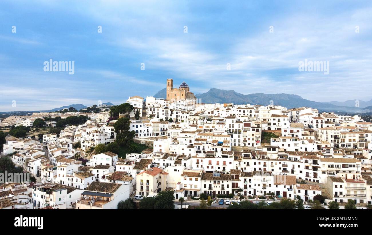 Altea, Spanien - 07. Dezember 2022: Luftaufnahme der Stadt Altea in Alicante (Spanien) mit ihren typischen weißen Häusern und der Kirche auf dem Gipfel des Stockfoto