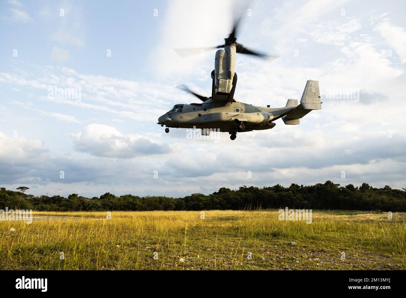 EIN US-AMERIKANISCHER Marine Corps MV-22B Osprey bereitet sich auf die Landung während der Stand-in-Force-Übung auf Okinawa, Japan, am 7. Dezember 2022 vor. SIF-EX ist eine Übung auf Abteilungsebene, an der alle Elemente der Marine-Luft-Boden-Task Force beteiligt sind und die darauf ausgerichtet ist, die bereichsübergreifende Sensibilisierung, das Manövrieren und Brände in einer verteilten maritimen Umgebung zu stärken. Diese Übung dient als Probe für die rasche Projektion der Kampfmacht zur Verteidigung von Verbündeten und Partnern in der Region. (USA Marinekorps Foto von Sergeant Jennifer Andrade) Stockfoto