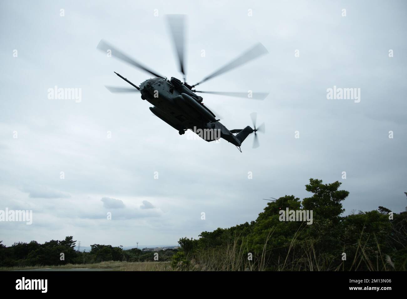 EIN US-AMERIKANISCHER Marine Corps CH-53E Super Hallion Helicopter bereitet sich auf die Landung während der Stand-in Force Übung auf Okinawa, Japan, am 7. Dezember 2022 vor. SIF-EX ist eine Übung auf Abteilungsebene, an der alle Elemente der Marine-Luft-Boden-Task Force beteiligt sind und die darauf ausgerichtet ist, die bereichsübergreifende Sensibilisierung, das Manövrieren und Brände in einer verteilten maritimen Umgebung zu stärken. Diese Übung dient als Probe für die rasche Projektion der Kampfmacht zur Verteidigung von Verbündeten und Partnern in der Region. (USA Marinekorps Foto von Sergeant Jennifer Andrade) Stockfoto