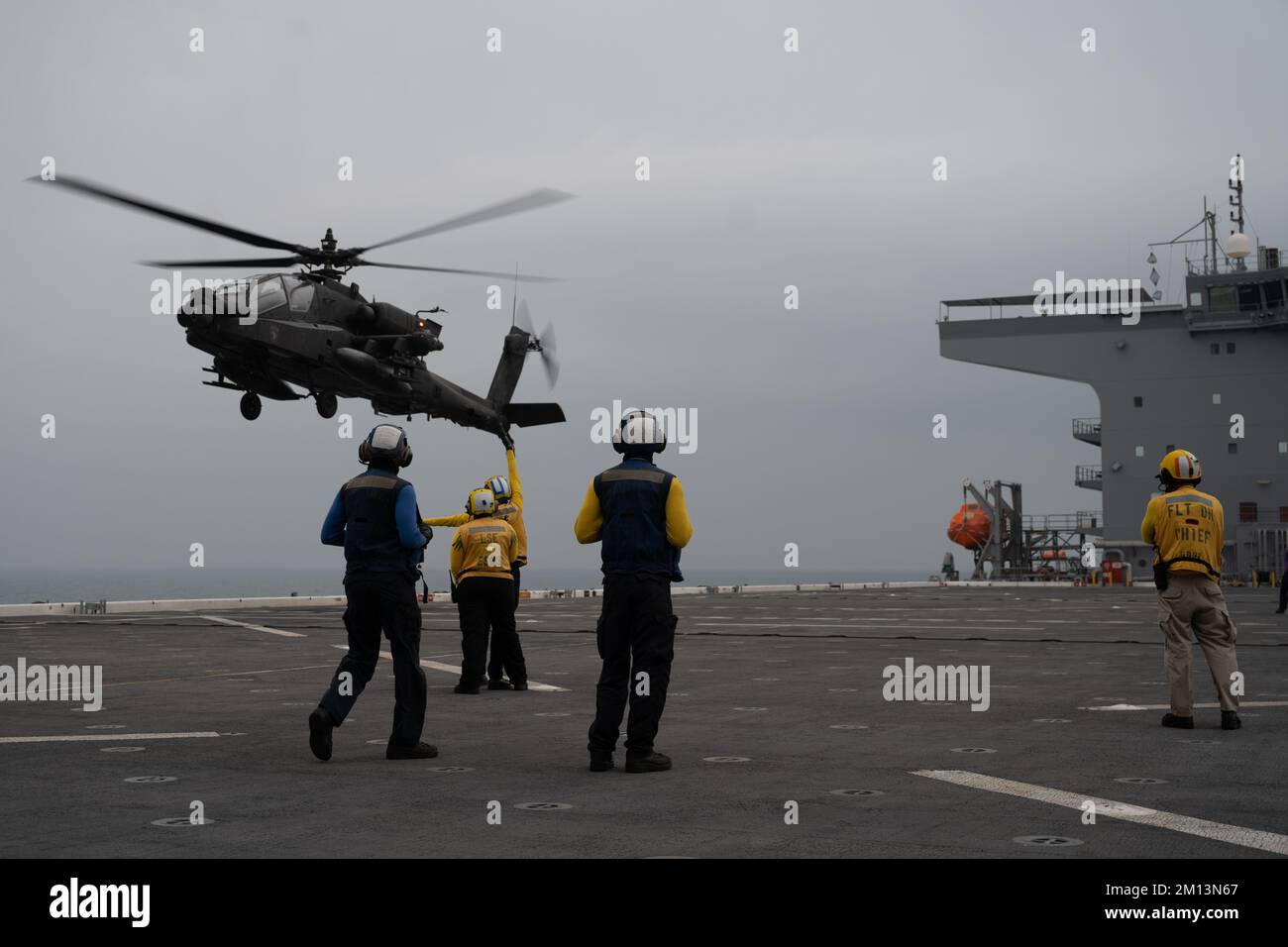 Task Force Rough Riders, Task Force Spartan, nehmen am 10. November 2022 am Amphibieneinsatz und an der Qualifikation zur Deckslandung auf dem Seeweg USS Lewis B. Puller (ESB 3) im Arabischen Golf Teil. Sowohl UH-60 Blackhawks als auch AH-64 Apachen Proben die Landung auf Puller, um die Reichweite zu erweitern. Der Abzieher wird im US-Flottengebiet 5. eingesetzt und der Task Force 51/5. Marine Expeditionary Brigade (TF 51/5) zugewiesen. TF 51/5 koordiniert, plant und führt Operationen durch, führt eine Zusammenarbeit im Bereich der Sicherheit von Theatern durch und entwickelt neue Marinekonzepte auf See, vom Meer und an Land weiter Stockfoto