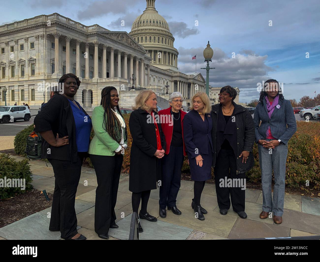 8. Dezember 2022, Washington, District of Columbia, USA: Sie kamen nach Capitol Hill, um den Kongress zu drängen, alle Hindernisse zu beseitigen, die der Veröffentlichung des Equal Rights Amendment oder ERA im National Archives als The 28. Amendment entgegenstehen. CHRISTLICHE NUNES von HEUTE, Rep. CORI BUSH, Rep. SYLVIA GARCIA, ELEANOR SMEAL der feministischen Mehrheit, Rep. CAROLYN MALONEY, MELANIE CAMPBELL und ZAKIYA THOMAS stellen sich nach einer Pressekonferenz zusammen. (Kreditbild: © Sue Dorfman/ZUMA Press Wire) Stockfoto