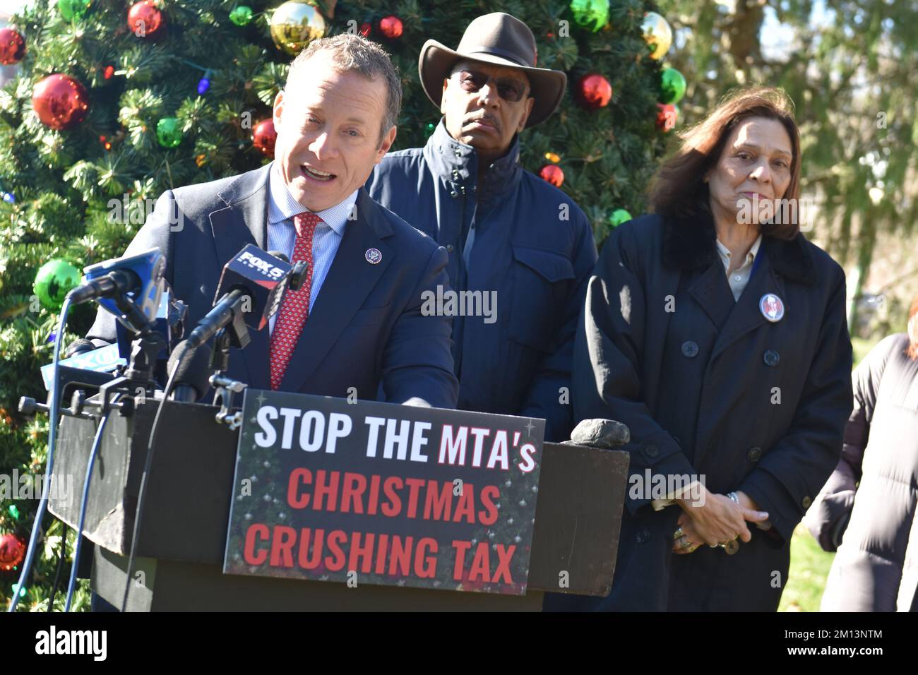 Teaneck, Usa. 09.. Dezember 2022. Der Kongressabgeordnete Josh Gottheimer erläutert die Stausteuer der Metropolitan Transit Authority für Fahrer, die am 9. Dezember 2022 nach New York City in Teaneck, New Jersey, kommen. (Foto: Kyle Mazza/Sipa USA) Guthaben: SIPA USA/Alamy Live News Stockfoto