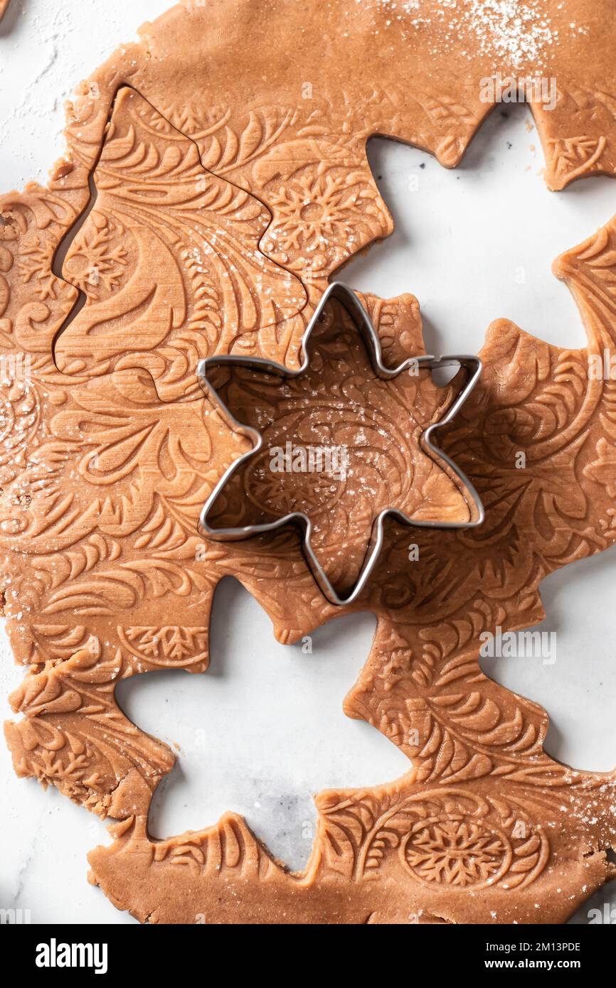 Backzutaten für weihnachtlich gemusterte Kekse und Lebkuchen. Weihnachten süß, Winterurlaub Konzept, Neujahrstreppe. Vertikale Ausrichtung, Draufsicht Stockfoto