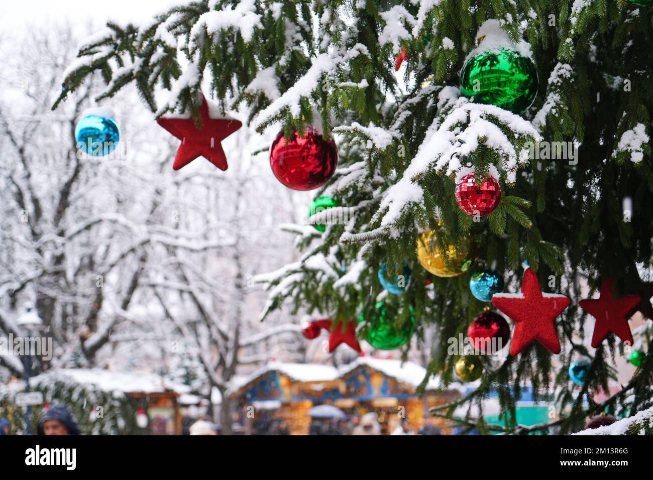 Weihnachtsmarktdekoration als Symbol der Winterferien und des Neujahrs. Colmar. Elsass. Frankreich. Stockfoto