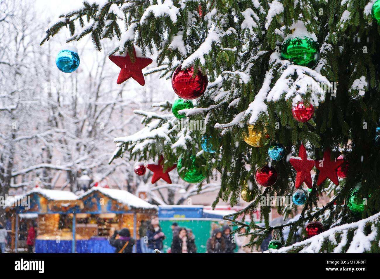 Weihnachtsmarktdekoration als Symbol der Winterferien und des Neujahrs. Colmar. Elsass. Frankreich. Stockfoto
