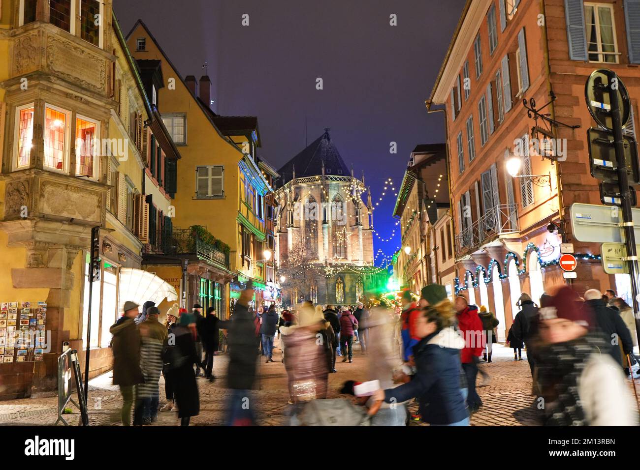 Traditionelle alte Fachwerkhäuser in der historischen Stadt Colmar. Dekoriert und beleuchtet während der Weihnachtszeit. Colmar, Frankreich - 2022. Dezember Stockfoto