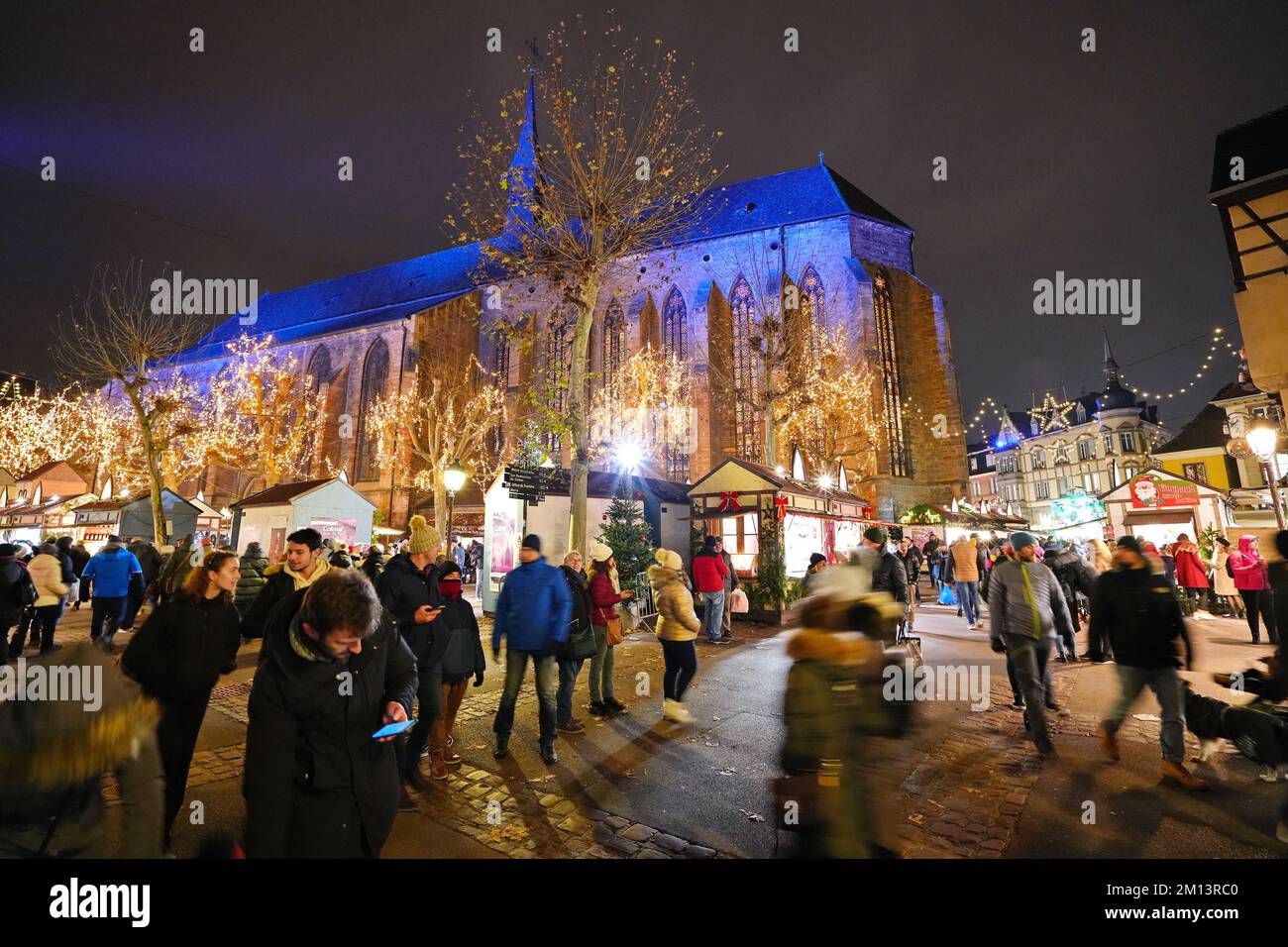Traditionelle alte Fachwerkhäuser in der historischen Stadt Colmar. Dekoriert und beleuchtet während der Weihnachtszeit. Colmar, Frankreich - 2022. Dezember Stockfoto