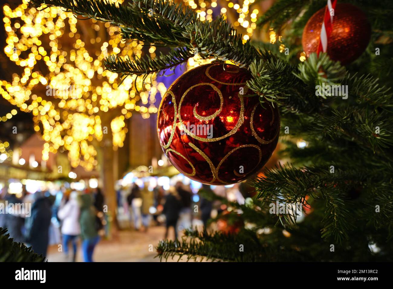 Weihnachtsmarktdekoration als Symbol der Winterferien und des Neujahrs. Colmar. Elsass. Frankreich. Stockfoto