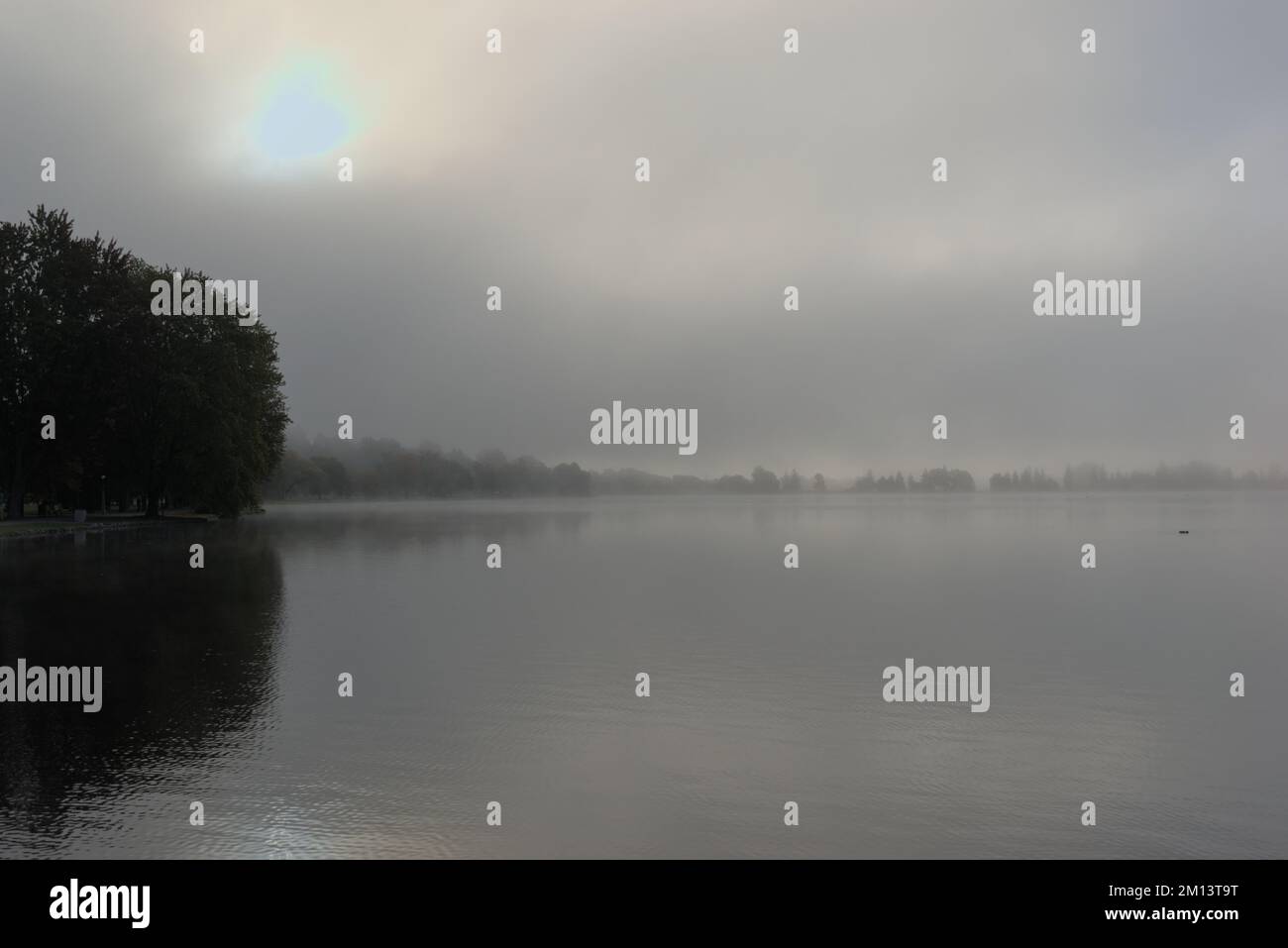 Ein sehr nebeliger Herbstmorgen (Herbstmorgen) mit einer hellen Sonne, die über einem nebeligen Dow's Lake aufgeht. Ottawa, ON, Kanada. Stockfoto