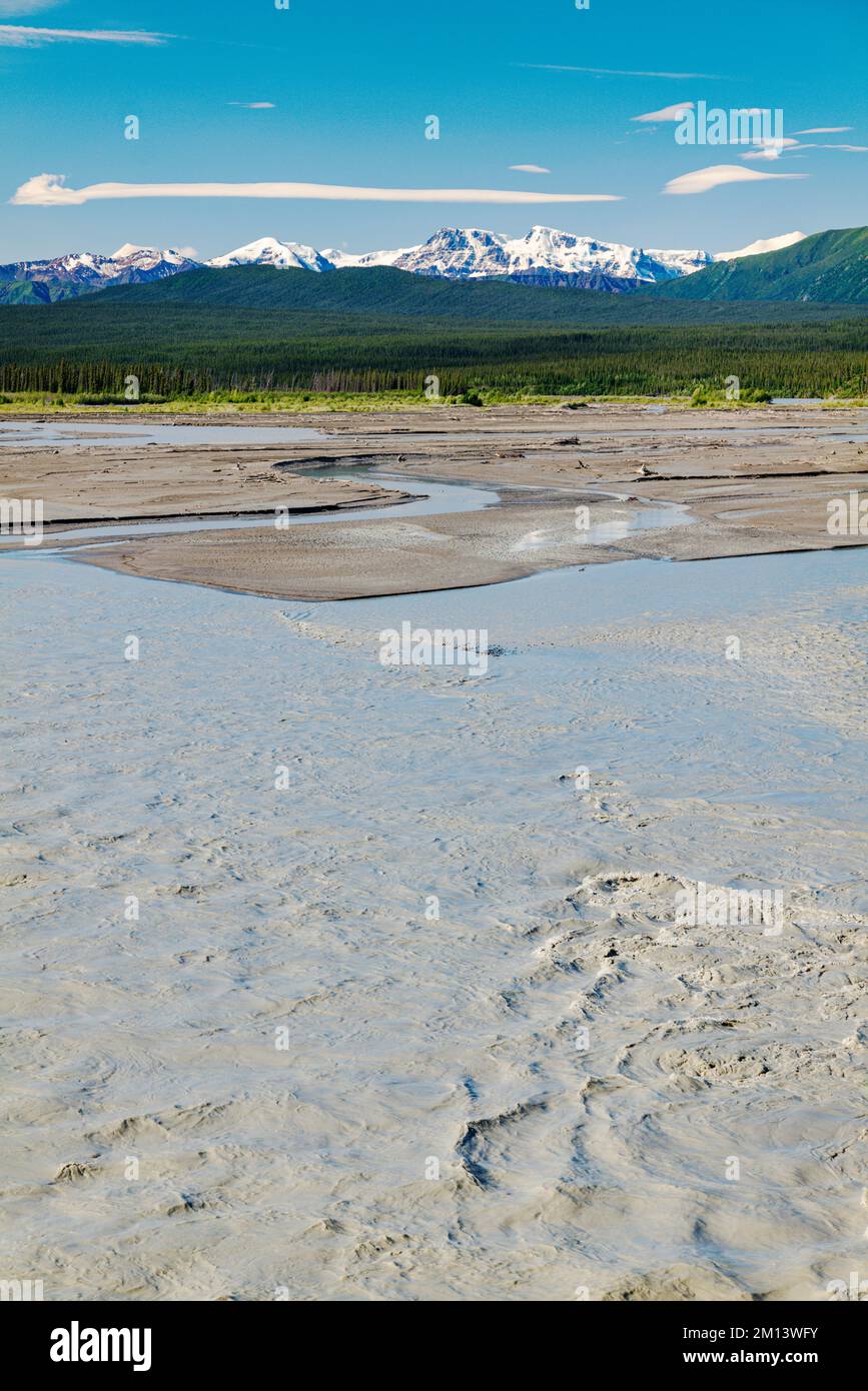 Geflochtener Donjek River; schneebedeckte St. Elias Mountains; Kluane National Park; Alaska Highway; Yukon Territory; Kanada Stockfoto