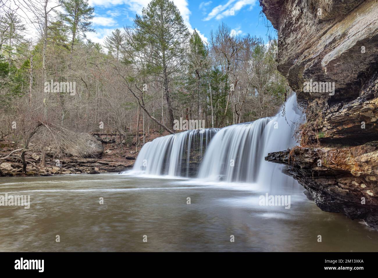 Potter's Falls im Osten von Tennessee auf dem Cumberland Plateau ist ein wunderschönes Wildnisgebiet, das den natürlichen Fluss von Süßwasser zeigt Stockfoto
