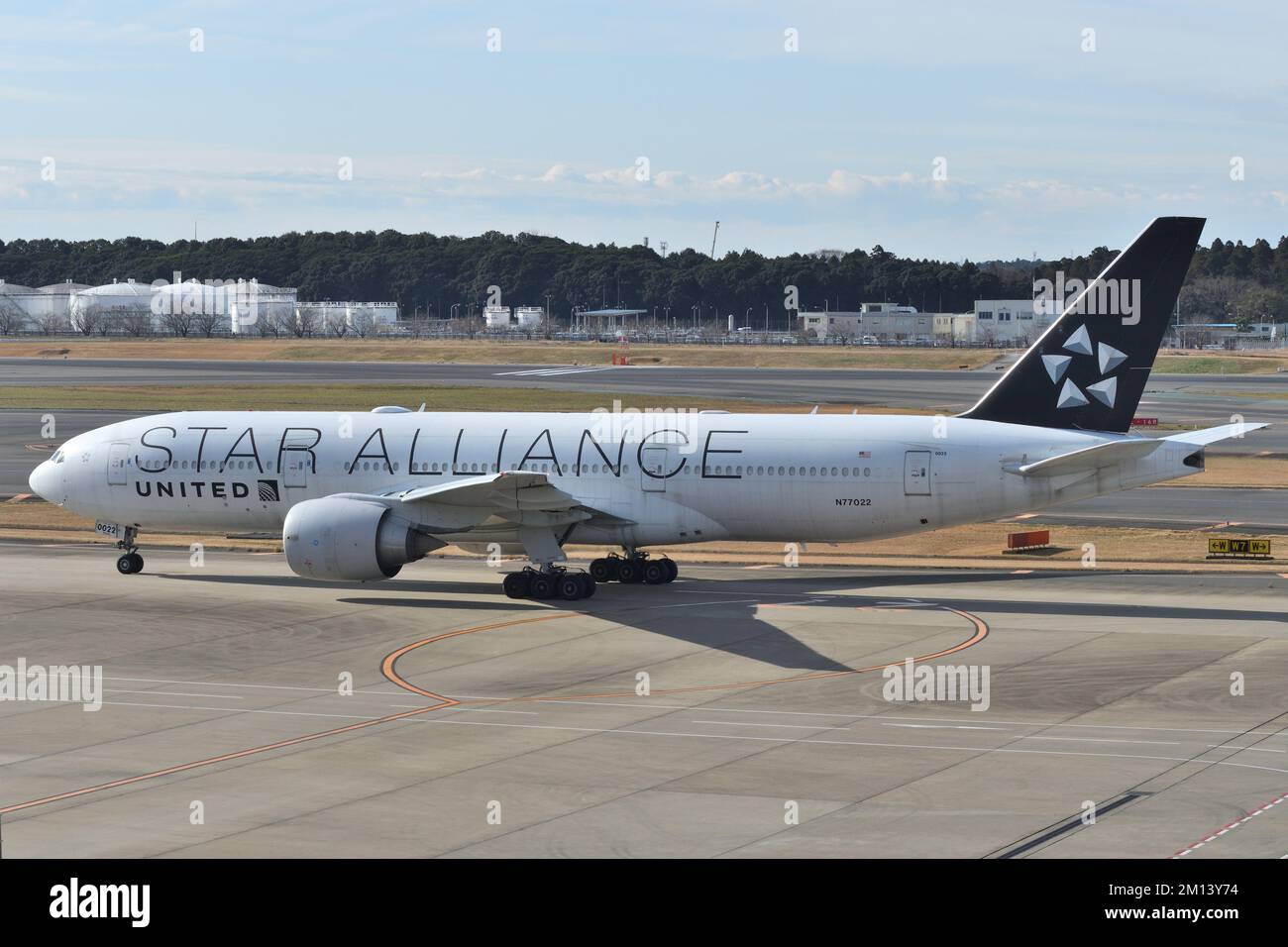 Präfektur Chiba, Japan - 20. Dezember 2020: United Airlines Boeing B777-200ER (N77022) Passagierflugzeug (Star Alliance Livery). Stockfoto