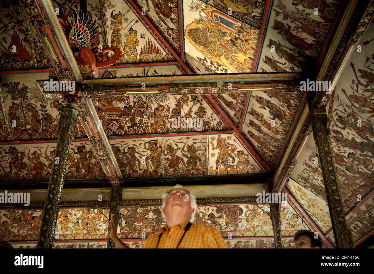 Touristen im Kertha Gosa, einem berühmten Pavillon, dessen Decke alte, traditionelle balinesische Kamasan-Malerei zeigt, in Klungkung, Bali. Stockfoto