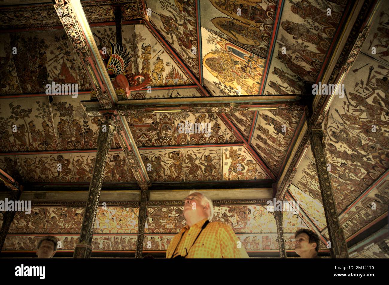 Touristen im Kertha Gosa, einem berühmten Pavillon, dessen Decke alte, traditionelle balinesische Kamasan-Malerei zeigt, in Klungkung, Bali. Stockfoto