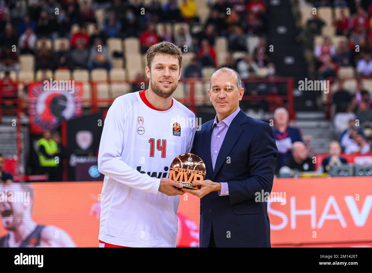 Athen, Lombardei, Griechenland. 9.. Dezember 2022. 14 SASHA VEZENKOV von Olympiacos Piraeus erhält die Trophäe als MVP des Monats November Euroleague vom Vorsitzenden des Teams George AGGELOPOULOS während des Euroleague-Spiels, Runde 12, zwischen Olympiacos Piraeus und Virtus Segafredo Bologna im Friedens- und Freundschaftsstadion am 9. Dezember; 2022 in Athen, Griechenland. (Kreditbild: © Stefanos Kyriazis/ZUMA Press Wire) Kredit: ZUMA Press, Inc./Alamy Live News Stockfoto