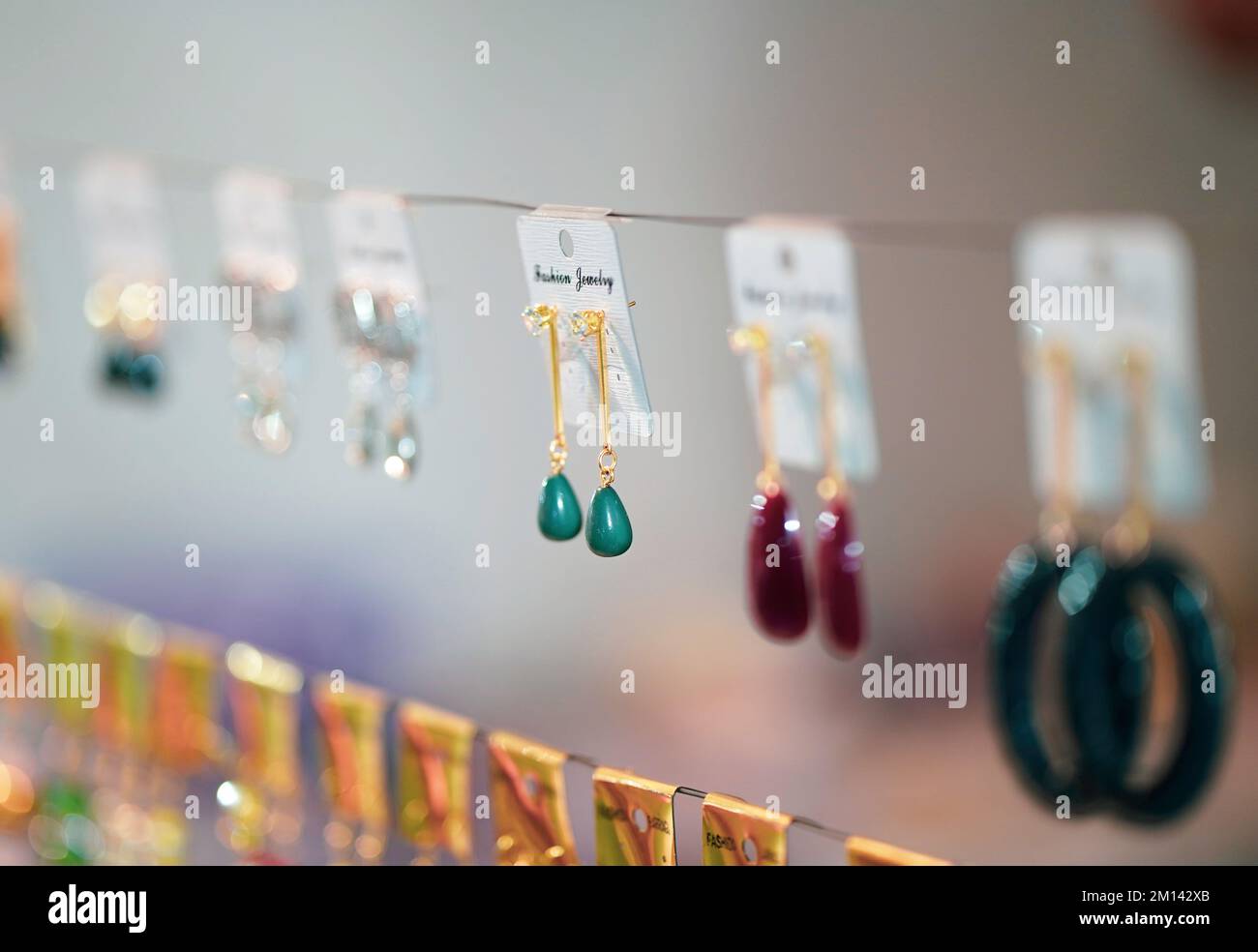 Ohrringe, die auf dem indischen Markt verkauft werden, Schmuck auf dem indischen Markt, der wie Ohrringe verkauft wird Stockfoto