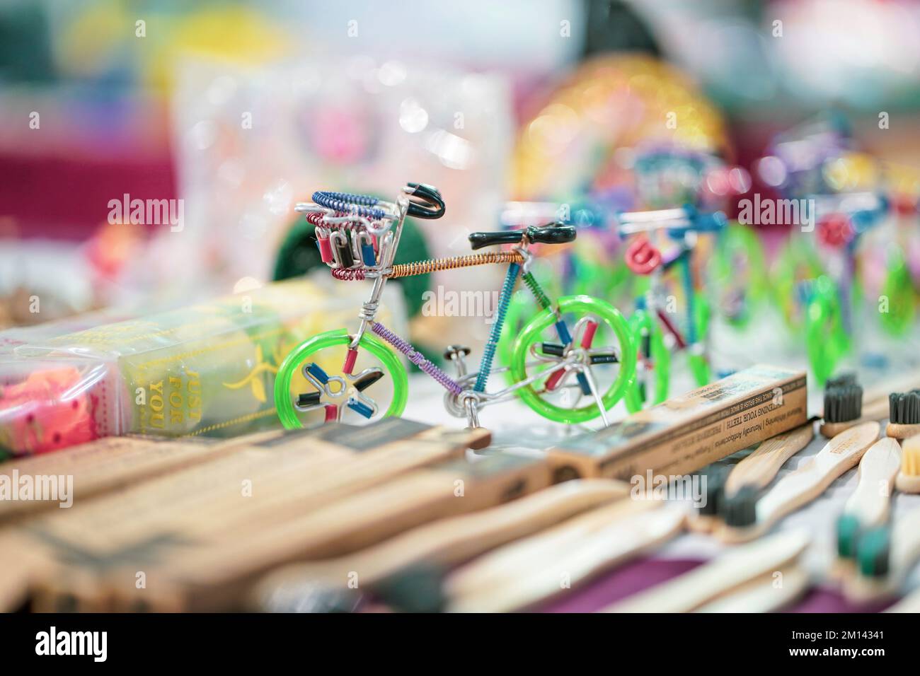 Ein Spielzeug mit grünem Farbzyklus, das handgefertigt ist mit Kinderspielzeug aus Aluminium in grüner Farbe, das auf dem Markt, auf einer Messe, im Einkaufszentrum oder im Geschäft verkauft wird Stockfoto