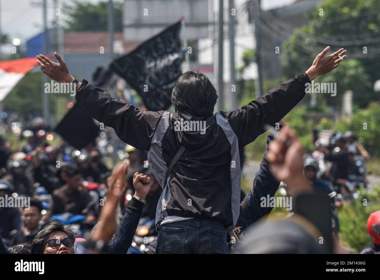 Ein Demonstrante äußert sich während des Protests. Aremania, die Anhänger des FC Arema, hielt eine Kundgebung ab und blockierte an einigen Stellen in Malang die Straßen, um gegen den legalen Prozess der Tragödie der Fußball-Stampede zu protestieren, bei der am 1. Oktober 2022 135 Menschen durch das Tränengas der Polizei im Kanjuruhan-Stadion ums Leben kamen. Stockfoto