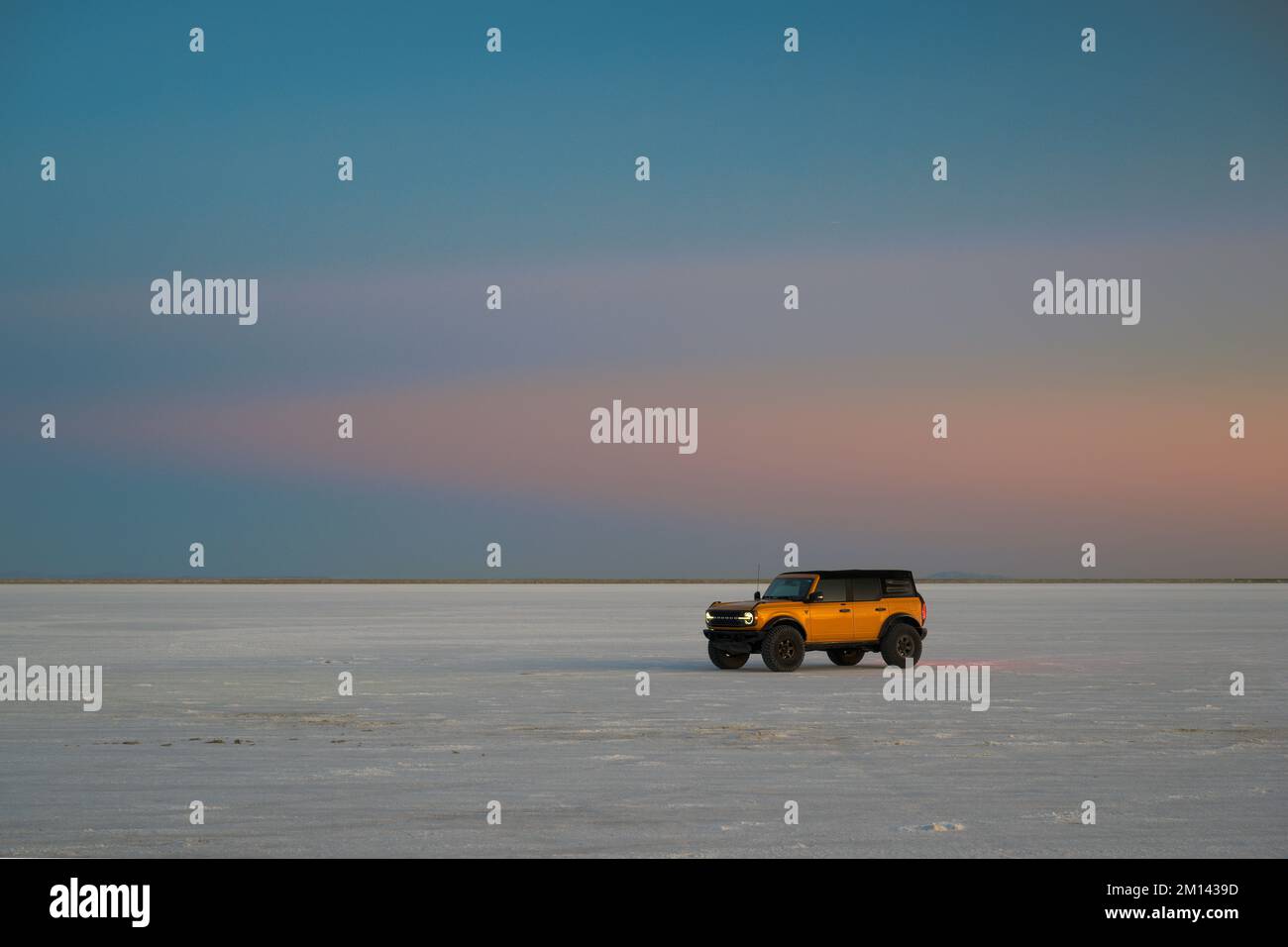 Ford Bronco bei Sonnenuntergang auf den Bonneville Salt Flats in der Nähe von Wendover, Utah Stockfoto