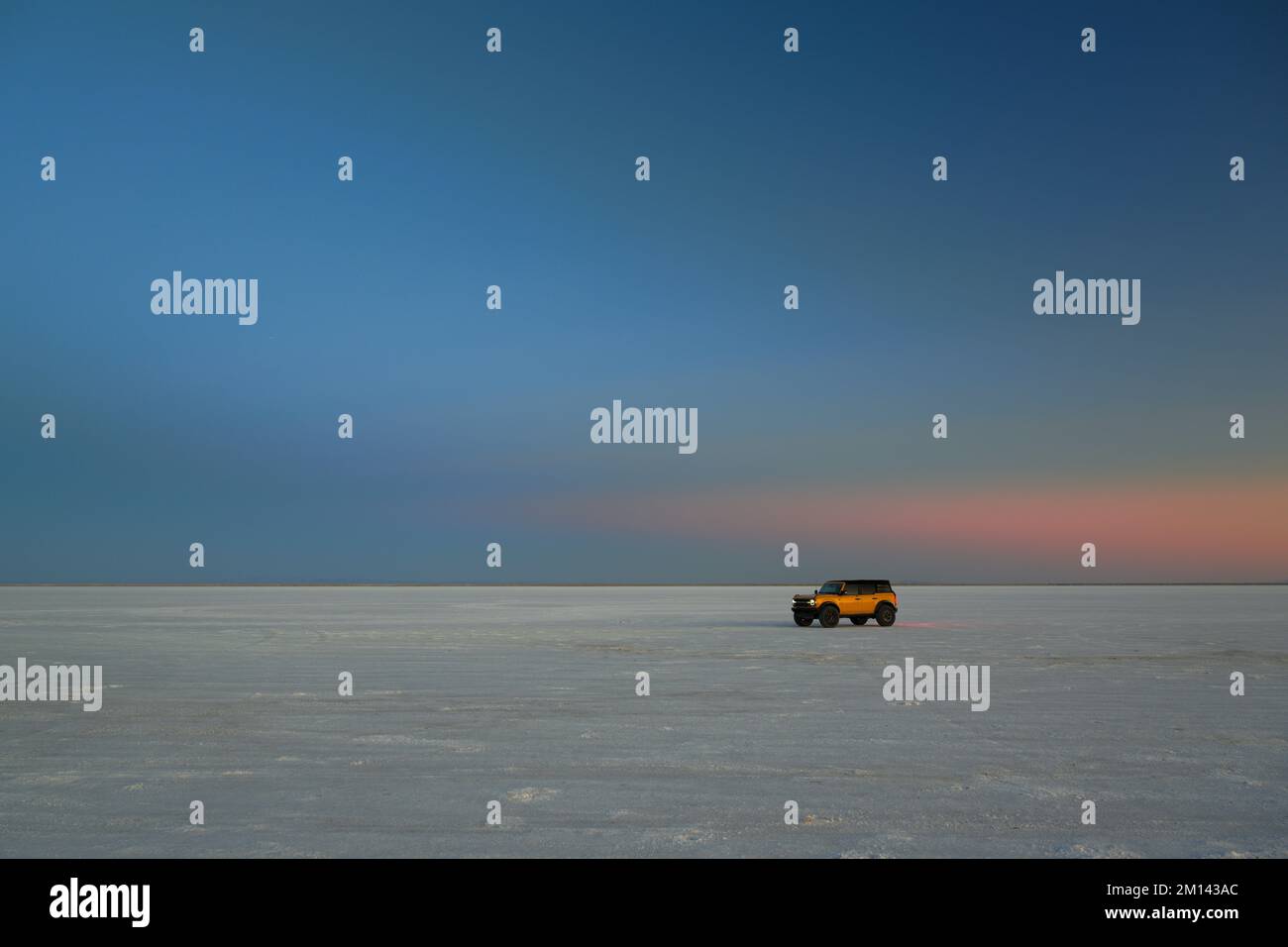 Ford Bronco bei Sonnenuntergang auf den Bonneville Salt Flats in der Nähe von Wendover, Utah Stockfoto