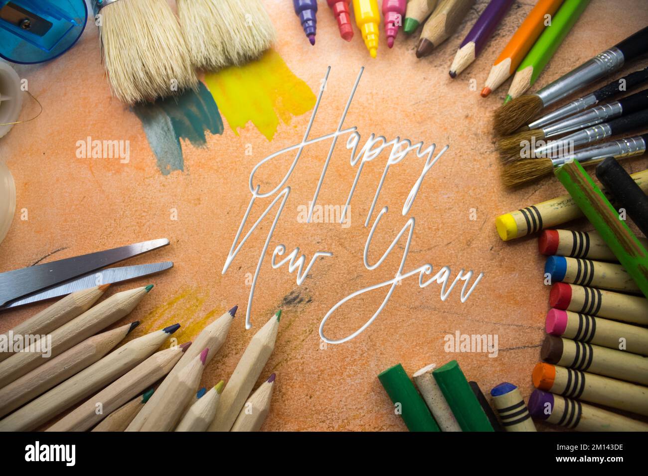 Foto von Schulbedarf mit Text zum guten neuen Jahr. Pinsel, Bleistifte, künstlerische Werkzeuge. Kunst- Und Handwerksgeräte. Stockfoto