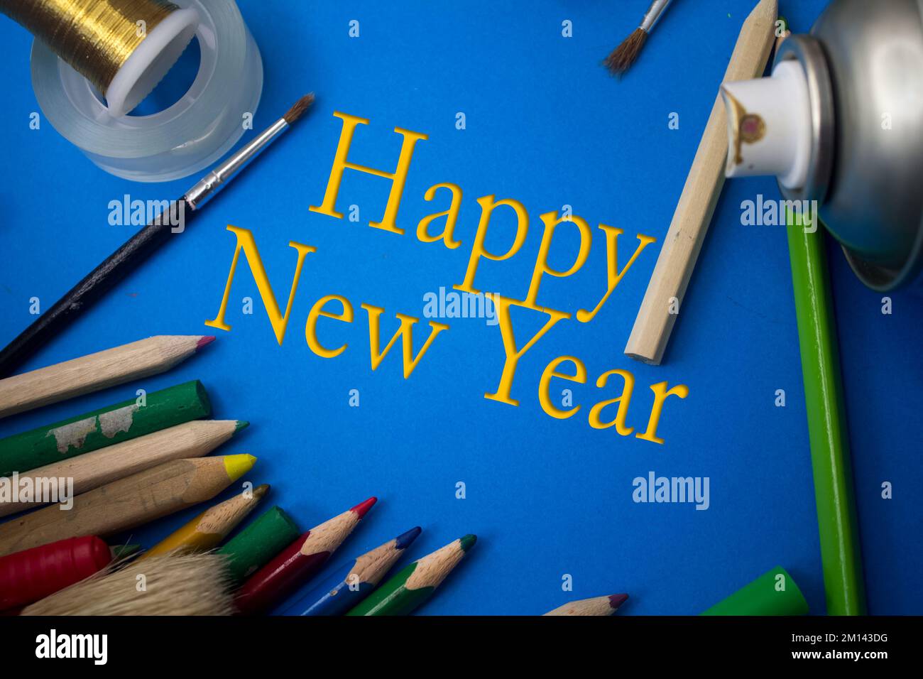 Foto von Schulbedarf mit Text zum guten neuen Jahr. Pinsel, Bleistifte, künstlerische Werkzeuge. Kunst- Und Handwerksgeräte. Stockfoto