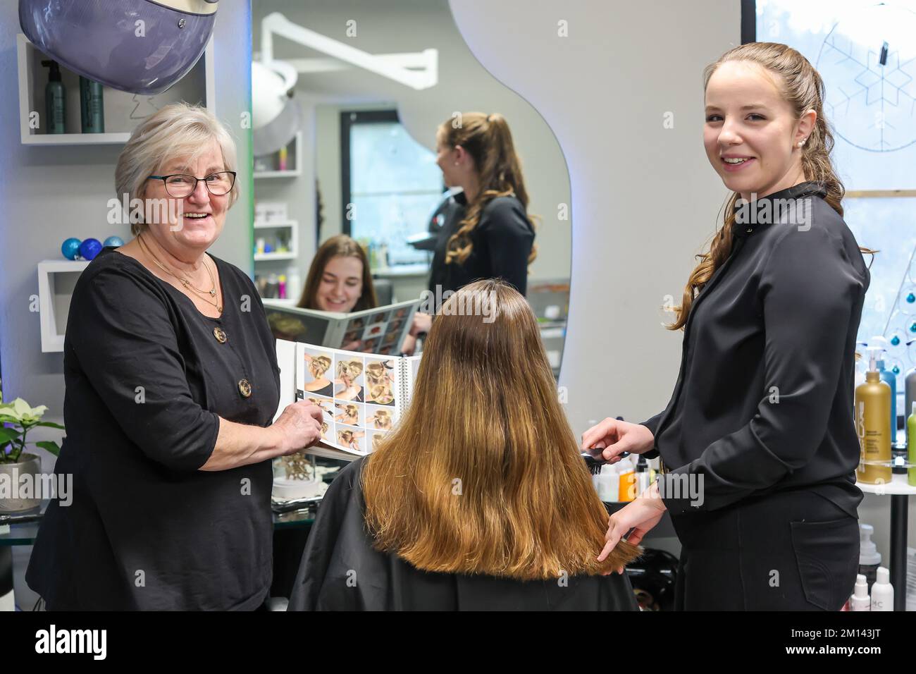 08. Dezember 2022, Sachsen-Anhalt, Wettin-Löbejün: Cheffriseur Jutta (l) und Jasmin Härzer arbeiten in ihrem Salon. Die 21-Jährige wird in naher Zukunft den Salon ihrer Großmutter übernehmen. Foto: Jan Woitas/dpa Stockfoto