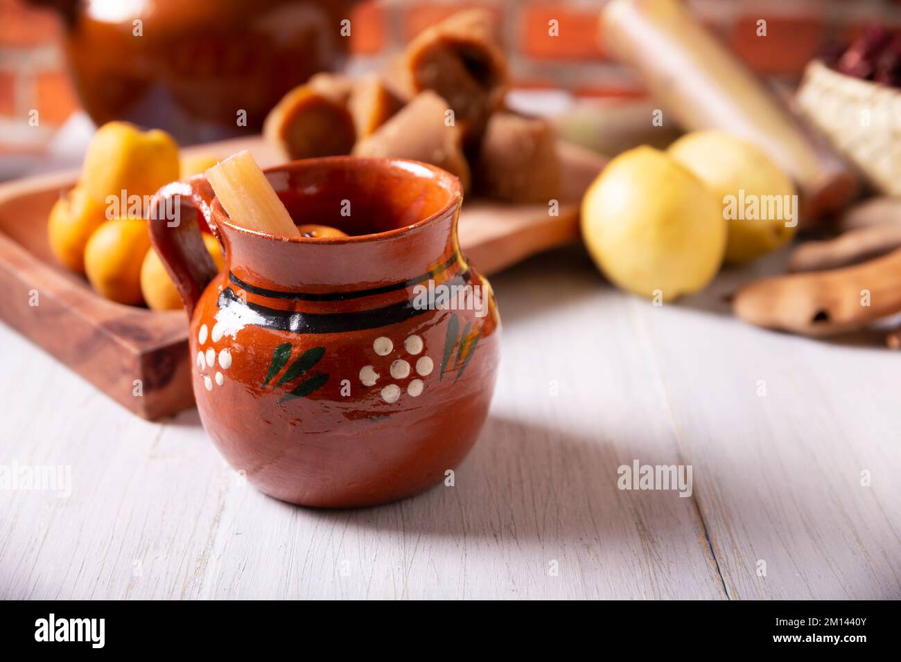Ponche de Frutas Navideño. In Mexiko ist der Weihnachts-Fruchtpunsch ein heißes Fruchtgetränk, das traditionell während der Dezember-Saison während posadas verzehrt wird Stockfoto