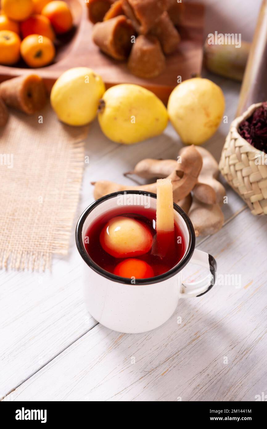 Ponche de Frutas Navideño. In Mexiko ist der Weihnachts-Fruchtpunsch ein heißes Fruchtgetränk, das traditionell während der Dezember-Saison während posadas verzehrt wird Stockfoto
