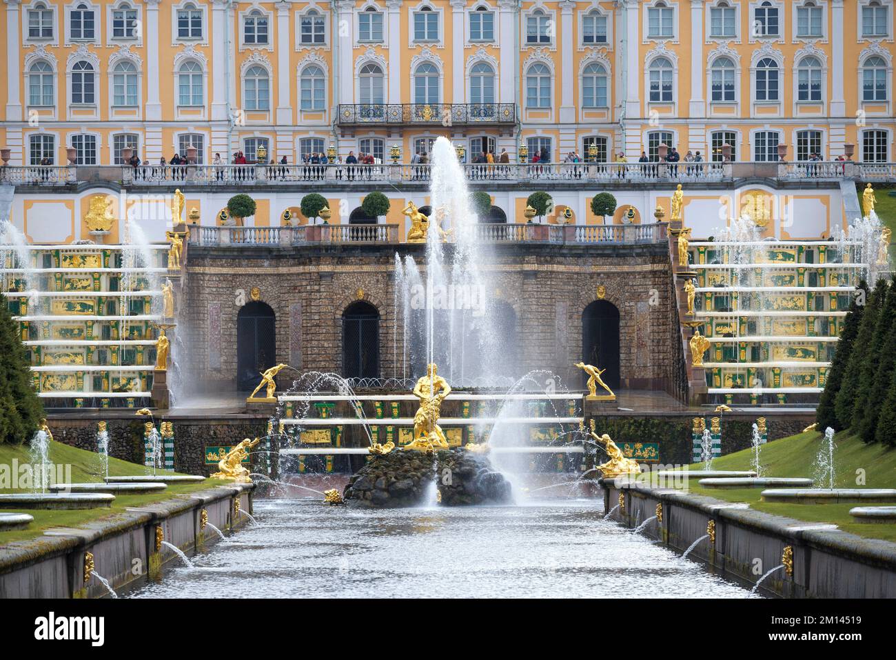 PETERHOF, RUSSLAND - 16. SEPTEMBER 2020: Blick auf den Brunnen „Samson reißt das Löwenmaul“ und die große Kaskade an einem Septembernachmittag. Palast A Stockfoto