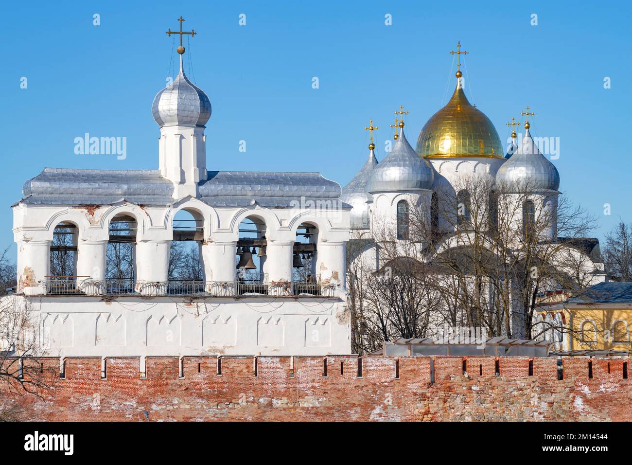 Glockenturm und Kuppeln von St. Sophia Kathedrale an einem sonnigen Märztag. Veliky Novgorod, Russland Stockfoto