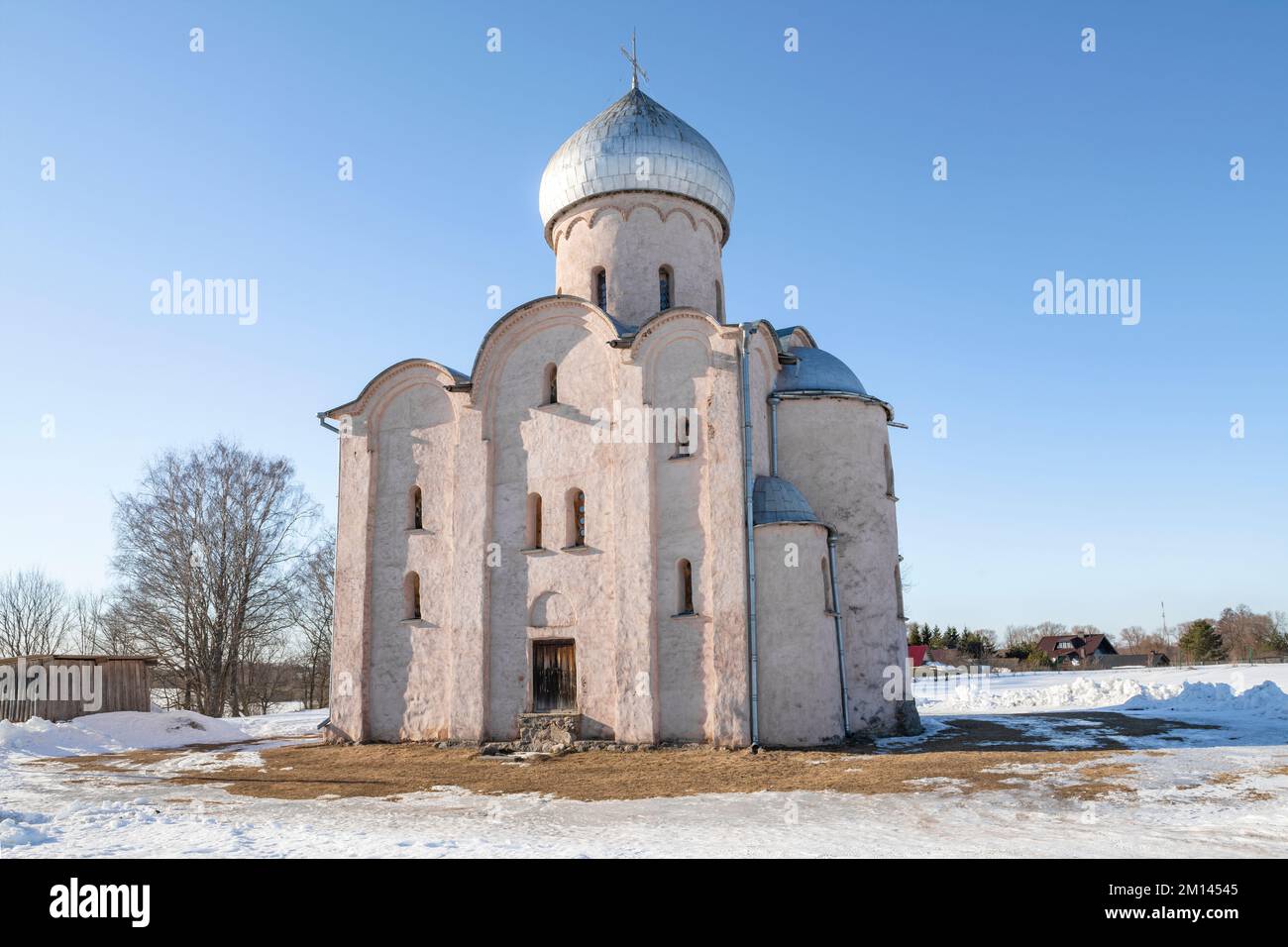 Mittelalterliche Erlöserkirche auf Nereditsa an einem sonnigen Märztag. Stadtviertel Veliky Novgorod, Russland Stockfoto