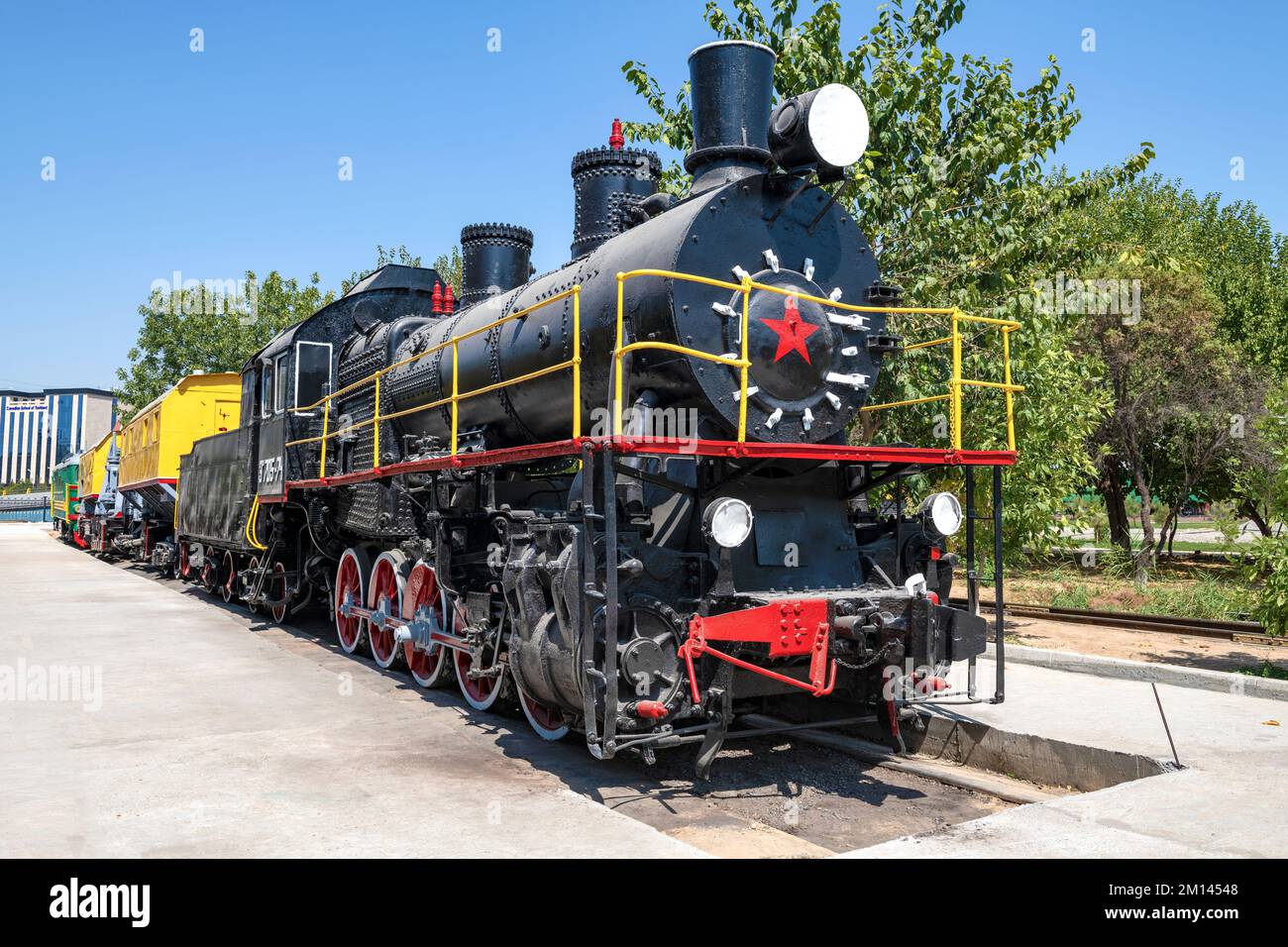 TASCHKENT, USBEKISTAN - 04. SEPTEMBER 2022: Alte sowjetische Dampflokomotive der EU-Serie (Typ E, verstärkt) im Eisenbahnverkehrsmuseum Stockfoto