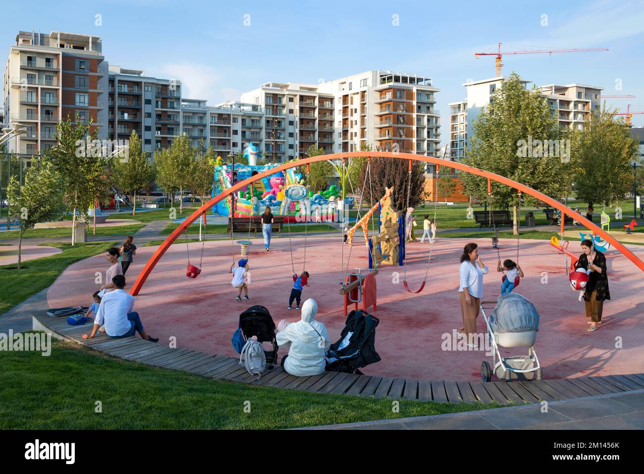TASCHKENT, USBEKISTAN - 17. SEPTEMBER 2022: Blick auf einen Kinderspielplatz in einer modernen Wohngegend an einem warmen September-Abend Stockfoto
