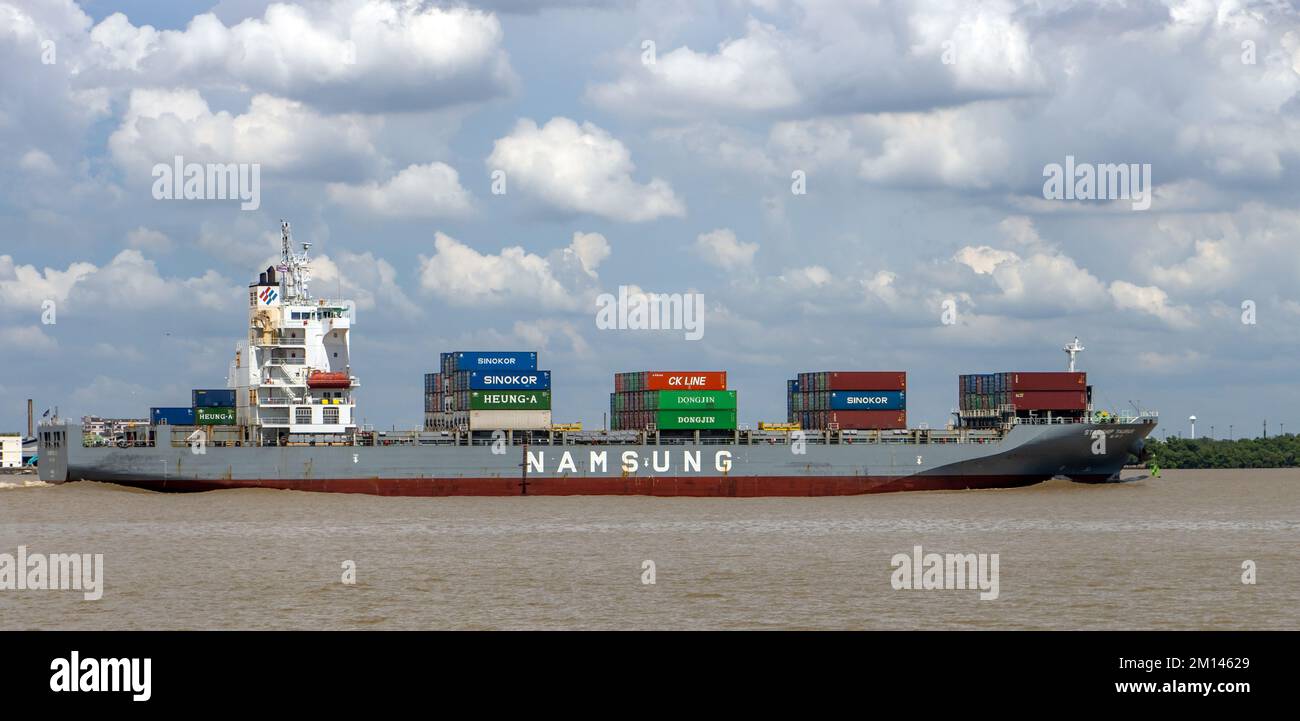 SAMUT PRAKAN, THAILAND, OCT 07 2022, das Schiff Typ Containerschiff STARSCHIFF TAURUS, das mit Containern beladen ist, segelt vom Chao Phraya River Stockfoto