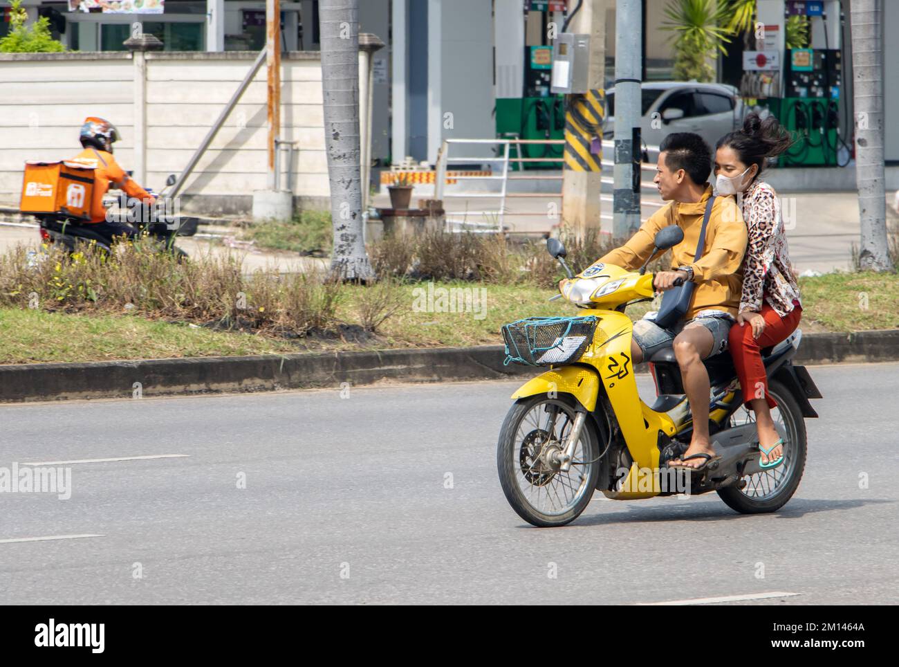 RATCHABURI, THAILAND, NOVEMBER 16 2022, das Paar fährt auf dem Motorrad auf der Straße. Stockfoto