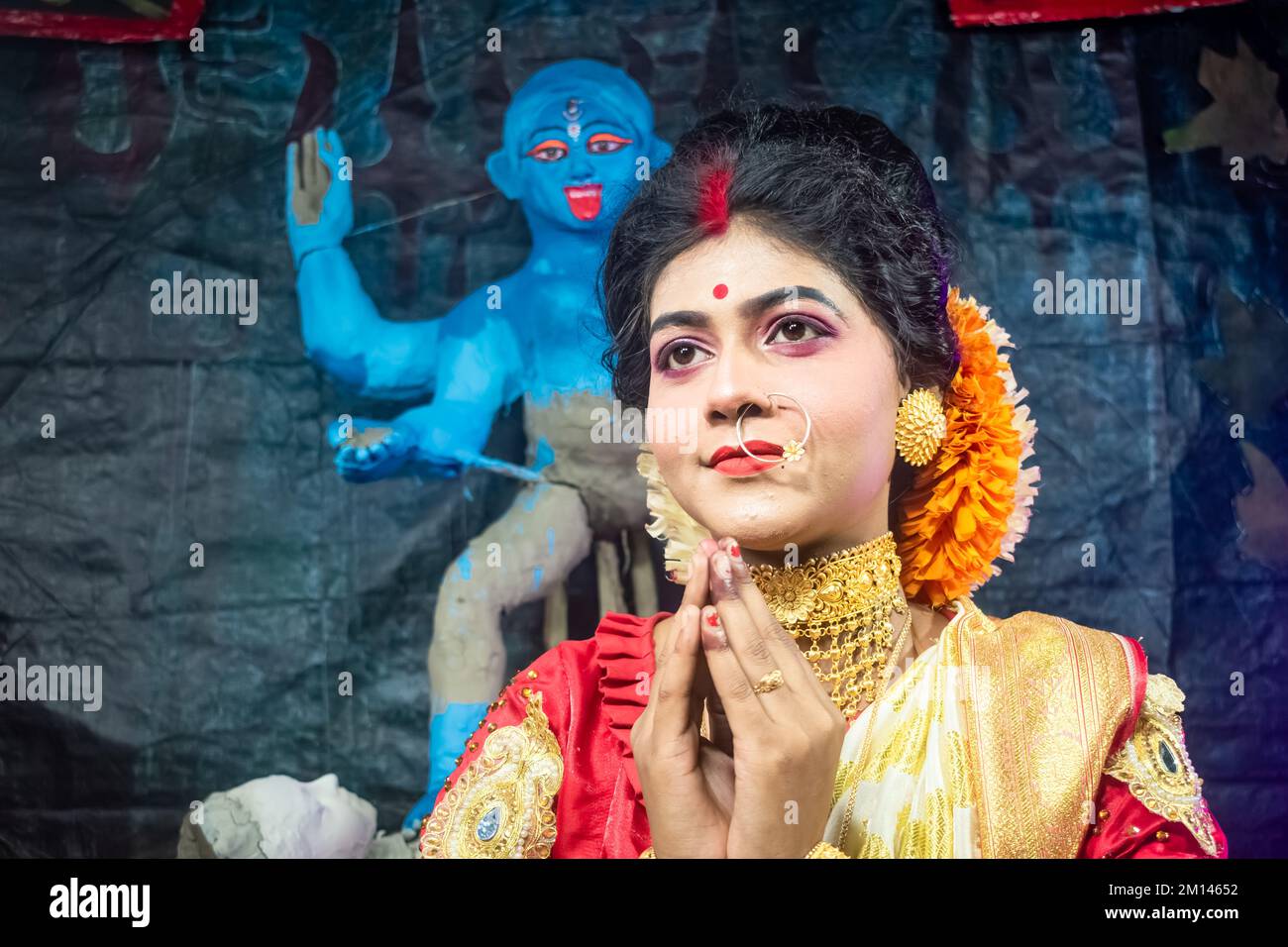 kali Puja Look Fotoshooting basiert auf Festival mit ethnischem Look. Wie Ein Gesicht von Hindu verheiratet woman.front von einem Idol, Happy Navratri, indische Kultur. Stockfoto
