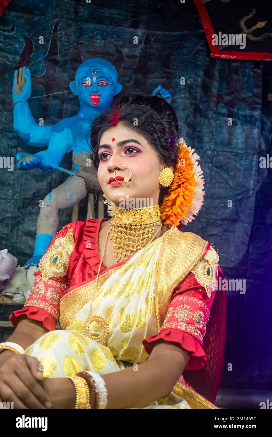 kali Puja Look Fotoshooting basiert auf Festival mit ethnischem Look. Wie Ein Gesicht von Hindu verheiratet woman.front von einem Idol, Happy Navratri, indische Kultur. Stockfoto