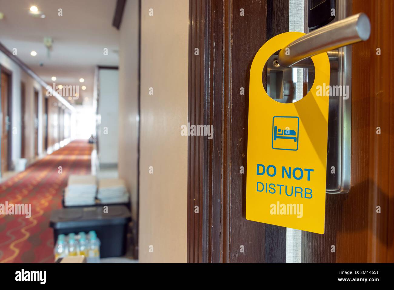 Das Schild „Bitte nicht stören“ hängt an der Türklinke des offenen Hotelzimmers Stockfoto
