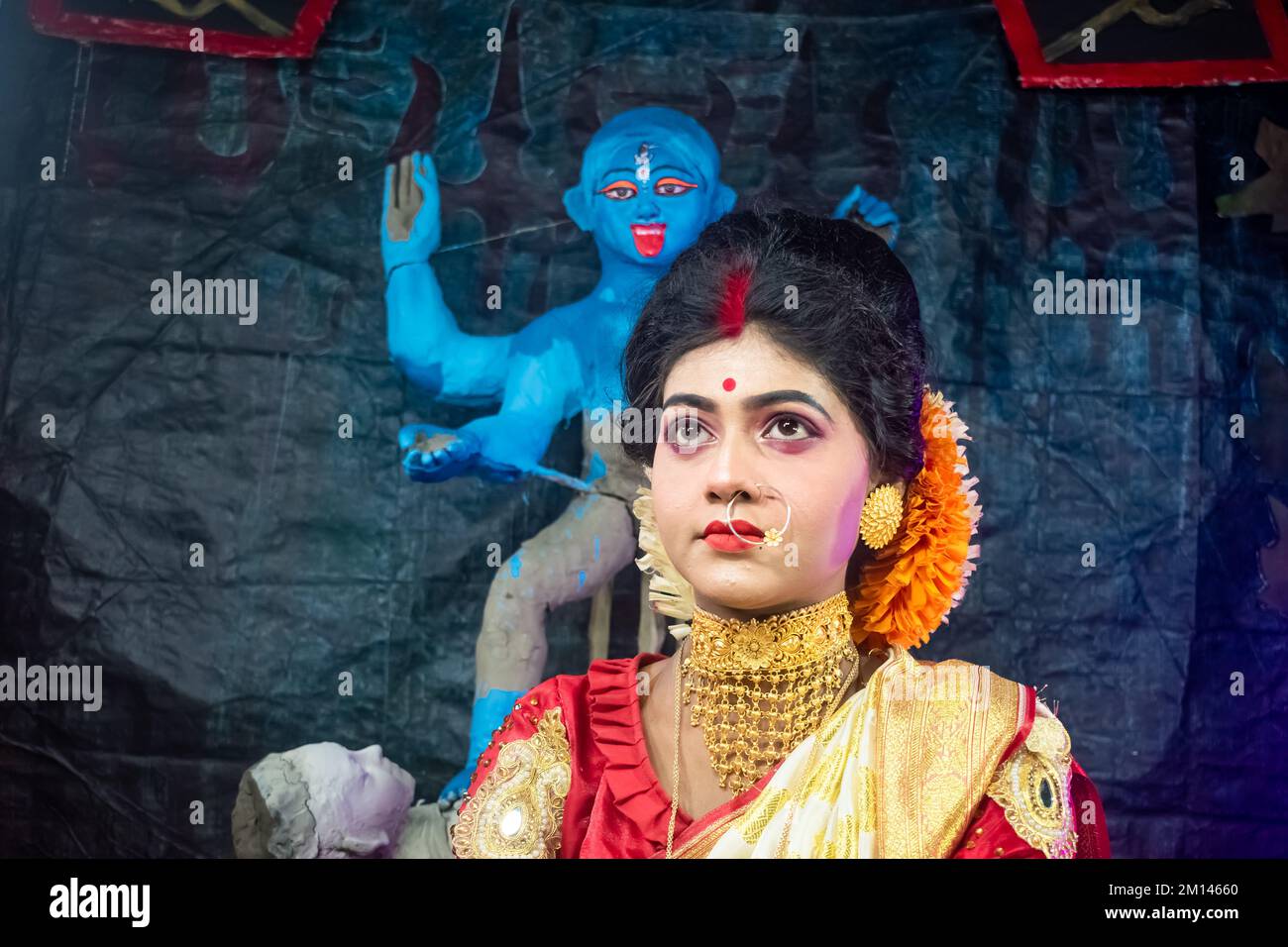 kali Puja Look Fotoshooting basiert auf Festival mit ethnischem Look. Wie Ein Gesicht von Hindu verheiratet woman.front von einem Idol, Happy Navratri, indische Kultur. Stockfoto